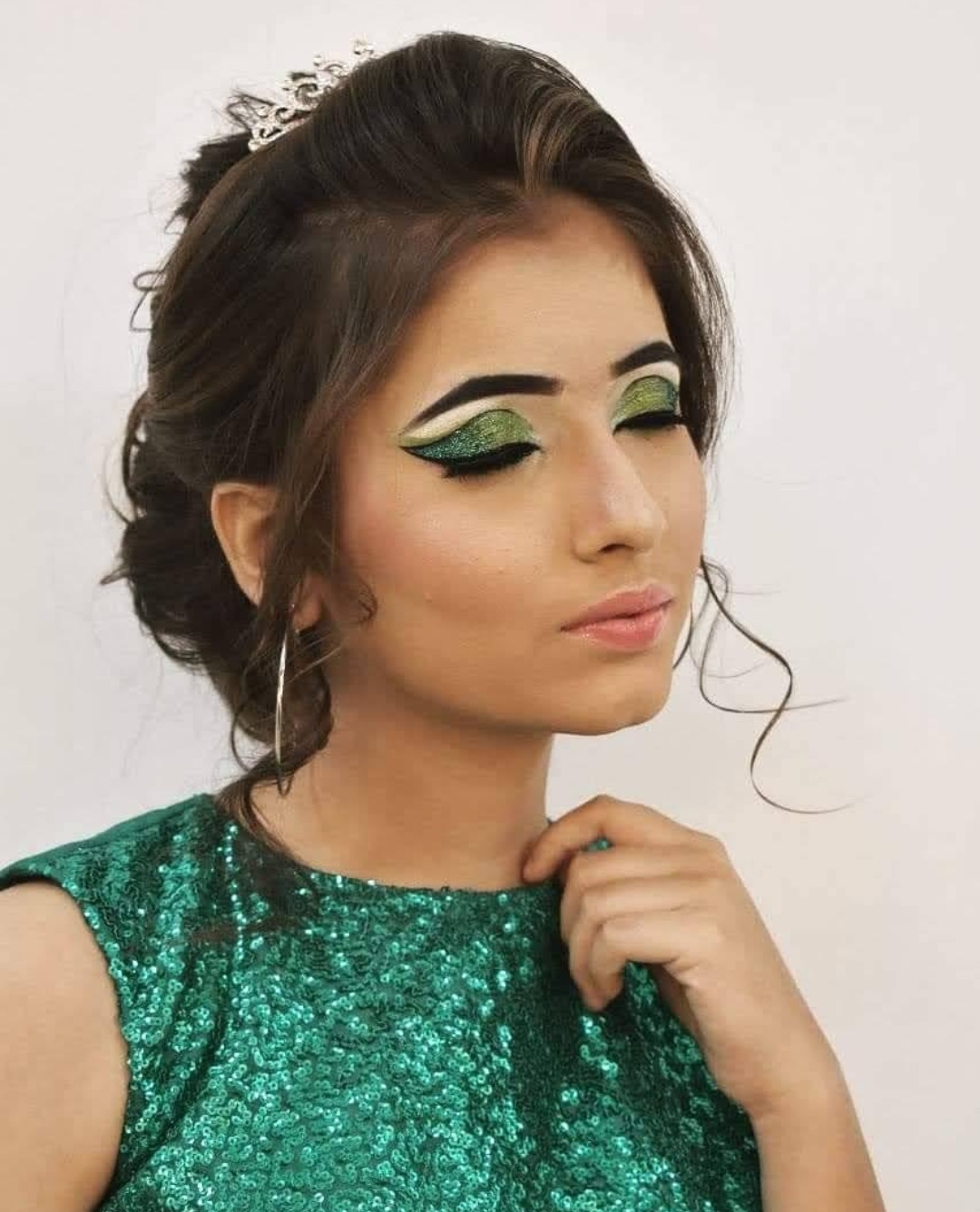 18 Most Gorgeous Prom Makeup Looks #makeup #for #emerald #green #dress  #makeupforemeraldgreendress Want to loo… | Prom makeup, Green dress makeup,  Prom makeup looks
